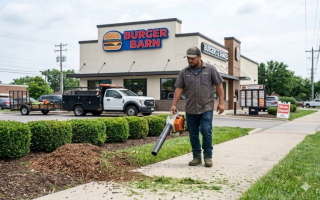 Commercial Landscaper-Great Staff and Clients Commercial Landscaper-Great Staff and Clients
