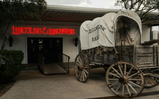 Historic Northern Arizona Restaurant & Bar Near National Park
